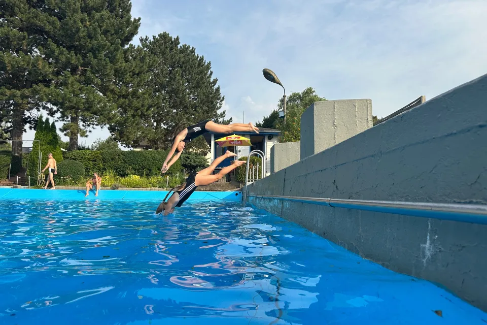 Ein Sprung ins Wasser. / © Sport- und Badverein Sprottenaue e. V. 