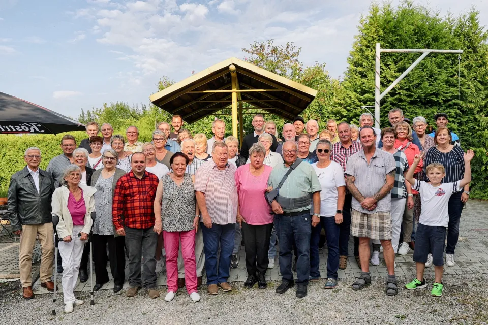 Zur Feier des Tages versammelten sich die Vereinsmitglieder und ihre Gäste zum Erinnerung-Gruppenfoto. / © Peter A. Schubert