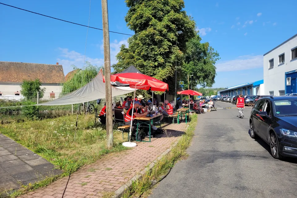 Streik vor den Werkstoren: Die Beschäftigten von Kelvion in Wilchwitz kämpfen seit Anfang August für einen Sozialtarifvertrag, der die wirtschaftlichen und sozialen Folgen der angekündigten Werksschließung abfedern soll. / © Gina Hartmann