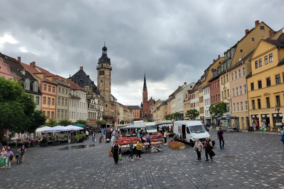 Ein Blick auf den Altenburger Markt an einem Markttag. / © Gina Hartmann/Archivbild
