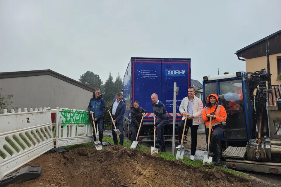 Bei strömendem Regen erfolgte am 31. August der symbolische Spatenstich für den grundhaften Ausbau der Hohen Straße in Gößnitz. V.l.n.r.: Jens Gelbrich (Verbandsingenieur ZAL), Lars Merten (Werkleiter ZAL), Lisa Krauß (Bauamtsleiterin der Stadt Gößnitz), Sven Köhler (Ingenieurbüro Katzung GmbH), Patrick Albrecht (Bürgermeister der Stadt Gößnitz) und Frau Hüttner (Bickhardt Bau Thüringen GmbH).	/ Foto: © Gina Hartmann