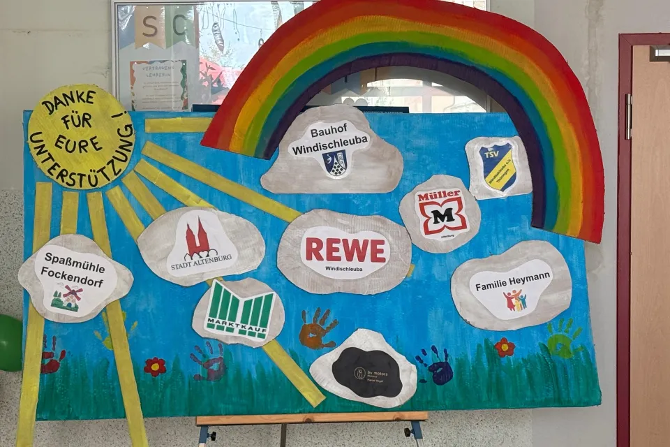 Mit einer selbst gebastelten Spendentafel bedankte sich der Hort bei allen Spendern und Unterstützern des Sommerfestes. / Foto: © Grundschule Windischleuba