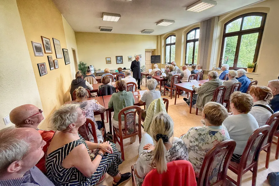 Die Schulstunde wie zu Kaisers Zeiten forderte die 18 „freiwilligen Schüler“ und „Oberstudienrat“ Volker Kibisch hatte seine Klasse im Griff, zumal einige seiner Schüler vor vielen Jahren tatsächlich in diesem Raum unterrichtet wurden. / ©Peter A. Schubert