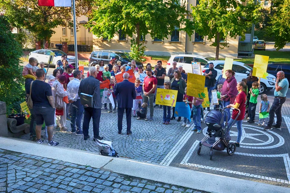 Die Teilnehmer fordern eine Zukunft für die Dorfschulen und verweisen auf deren Bedeutung für das gesellschaftliche Leben im ländlichen Raum. / Foto: © Peter A. Schubert