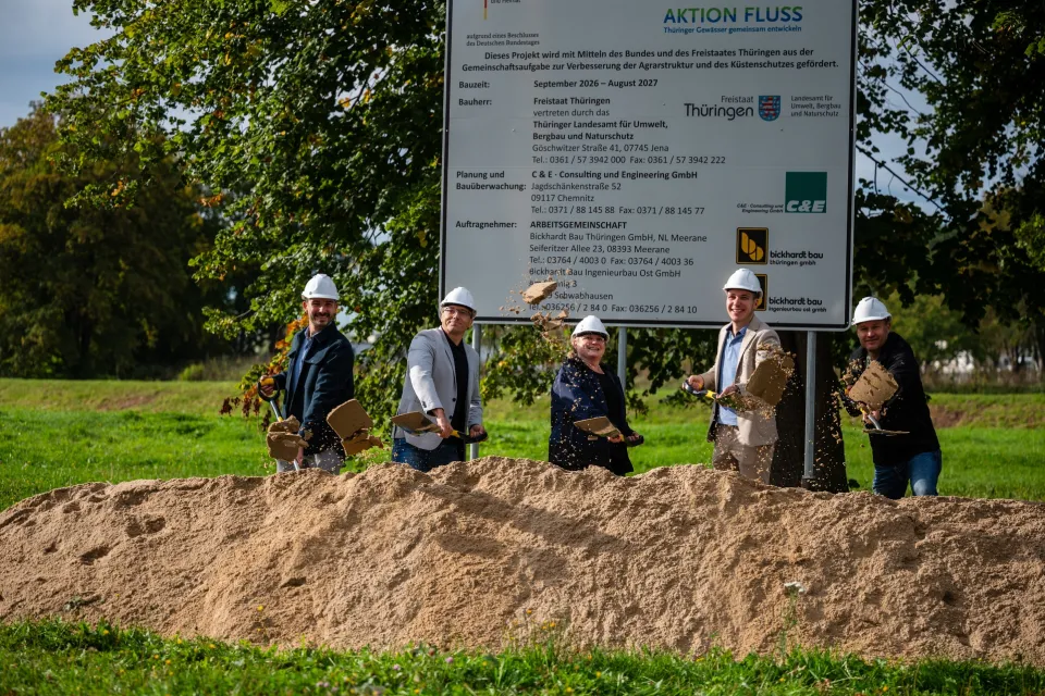 V.l.n.r.: Frederyk Weber (Planer C&E Consulting und Engineering GmbH), André Dzimbowski (zust. Gebietsingenieur TLUBN), Andrea Manz (Präsidentin TLUBN), Patrick Albrecht (BM Gößnitz), Patrick Haupt (Niederlassungsleiter Bickhardt Bau Thüringen GmbH). / Foto: © Thomas Müller