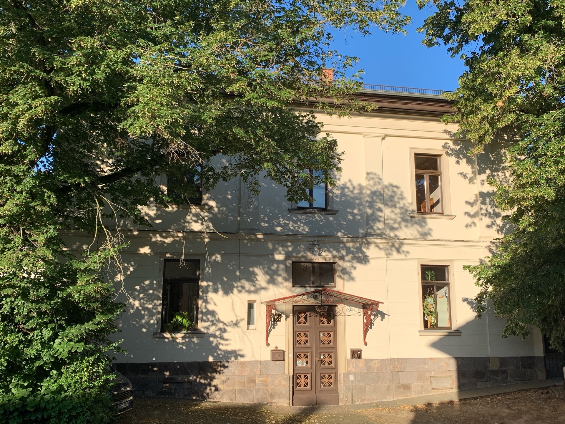 Das 1836 von Leipzigs Stadtbaudirektor Albert Geutebrück für seinen Bruder Karl errichtete spätklassizistische Wohnhaus in der Langengasse gilt als Vorläufer des ersten Lindenau-Museums auf dem Pohlhof. Seit dem Erwerb 2010 durch Familie Selent wurde das Gebäude über 16 Jahre umfassend im Inneren restauriert. / © privat