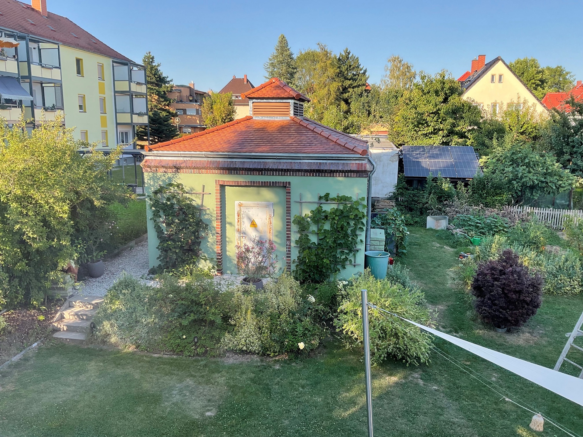 Mit viel persönlichem Einsatz bewahrten die Eheleute Vollrath das ehemalige Trafohaus in der Schillerstraße 26 als kleines, aber bedeutendes Zeugnis Altenburger Technikgeschichte. Die 1912 nach Plänen von Hermann Kraft für die Altenburger Landkraftwerke errichtete und heute denkmalgeschützte Umspannstation wurde in zwei Bauabschnitten hergerichtet. / © privat